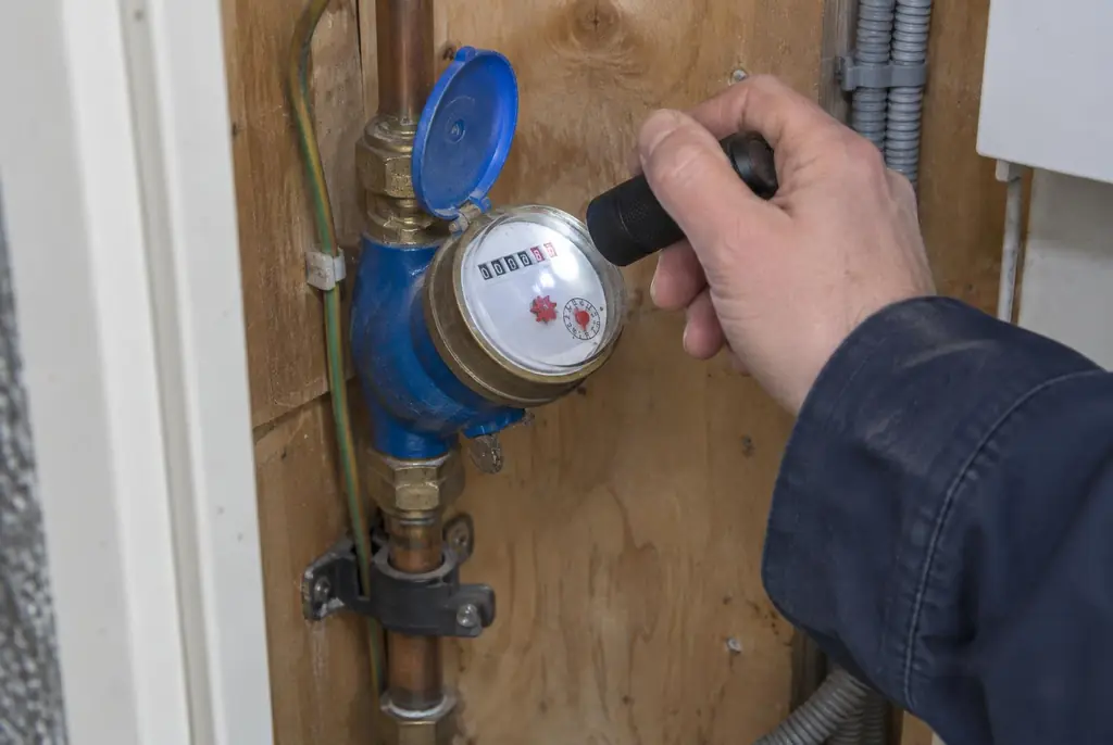 Lekdetectie Kesteren – watermeter in de meterkast controleren met een zaklamp